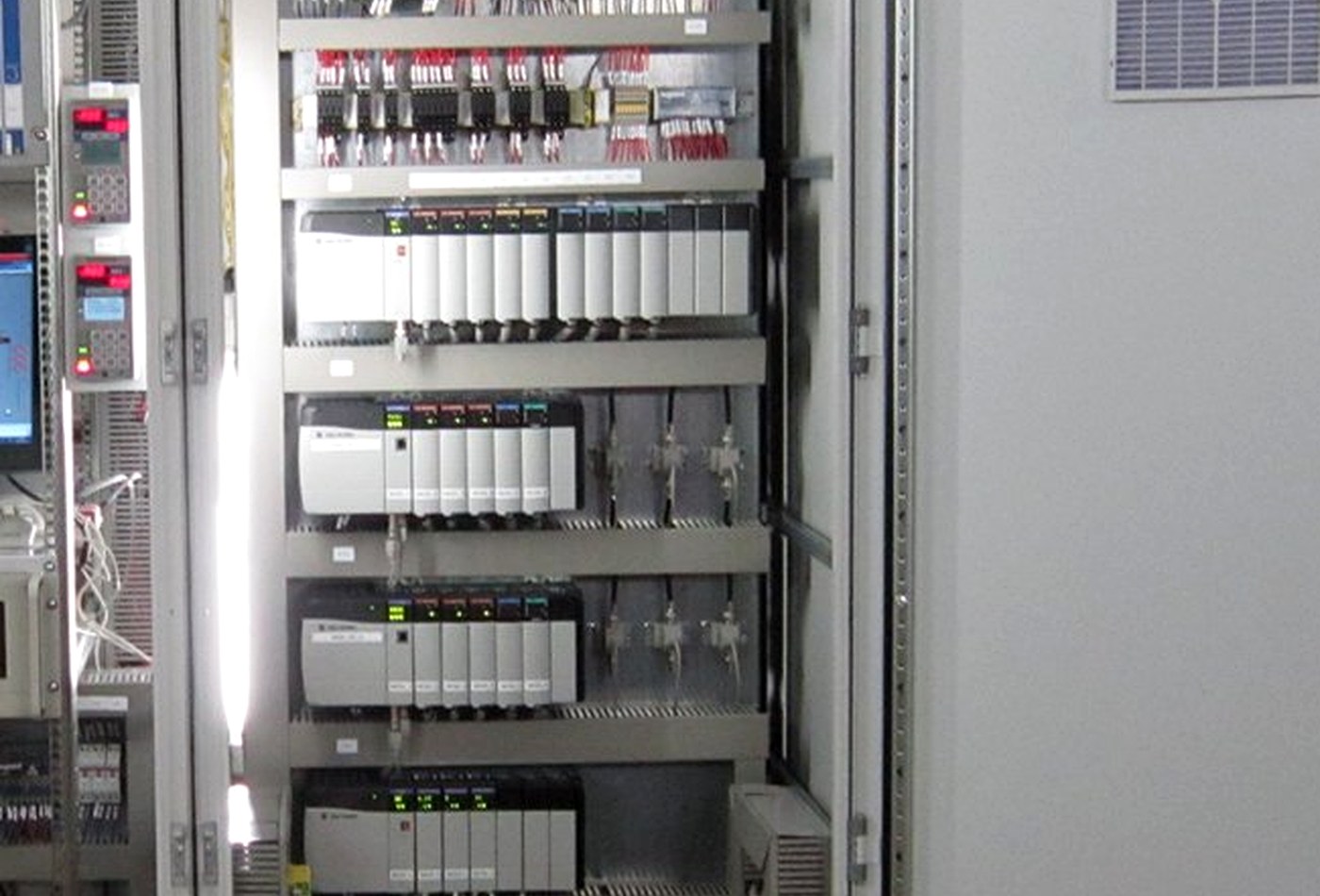 Módulos de expansión I/O instalados en tablero industrial sin personas