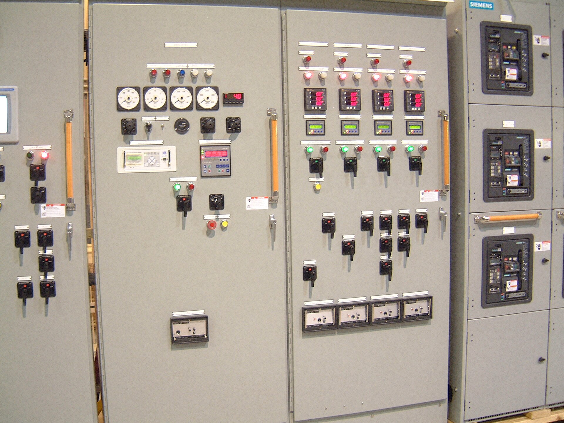 Tablero de distribución industrial sin personal visible